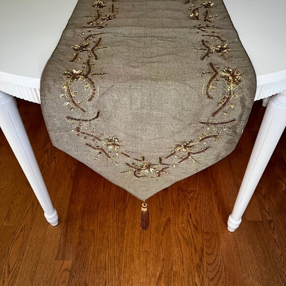 Table Runner with beads and sequins - Picture 2 of 4